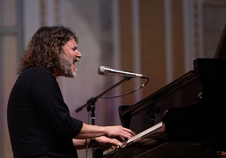 El cantautor se sentó en directo junto al piano para la parte en acústico del ciclo Suena SUR.