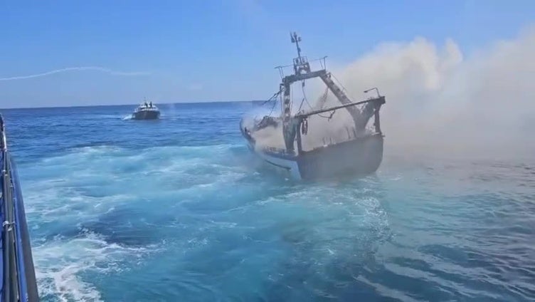 Un pesquero de Fuengirola se incendia en el Faro de Calaburras