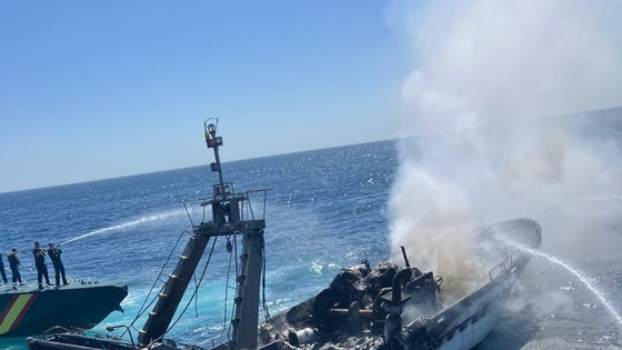 Un pesquero de Fuengirola se incendia en el Faro de Calaburras y tienen que rescatar a la tripulación