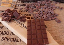 Chocolate con leche con queso de cabra payoya y pan de higo.