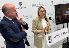 El alcalde Manuel Barón y la teniente de alcalde Elena Melero presentando el programa de feria donde actuará Melody