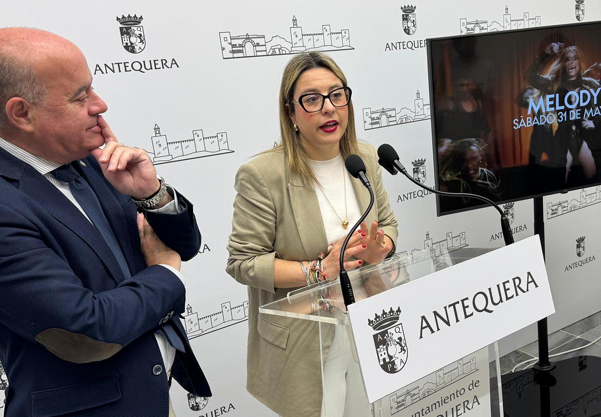 El alcalde Manuel Barón y la teniente de alcalde Elena Melero presentando el programa de feria donde actuará Melody