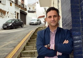 Gómez, a las puertas del Ayuntamiento de Ojén en una imagen de archivo.