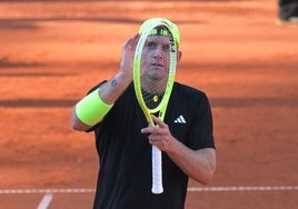 Alejandro Davidovich se despide de la grada de la pista central en Hamburgo tras la victoria de este martes.