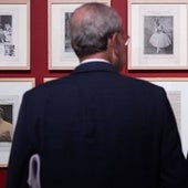 El alcalde Paco de la Torre (de espaldas) habla con Luis Lafuente en la presentación de la exposición de Anna Pavlova.