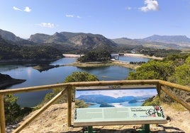 Panorámica desde el mirador de los Tres Embalses, donde se ven las presas del Conde del Guadalhorce, Guadalhorce y Guadalteba.