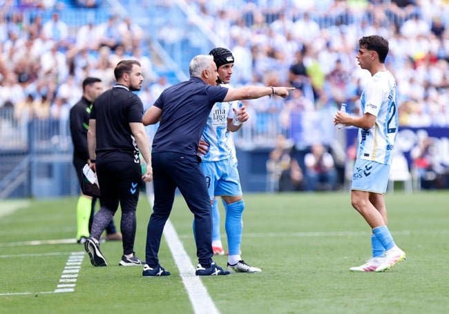 Pellicer da instrucciones a Luismi y a Izan Merino frente al Granada.