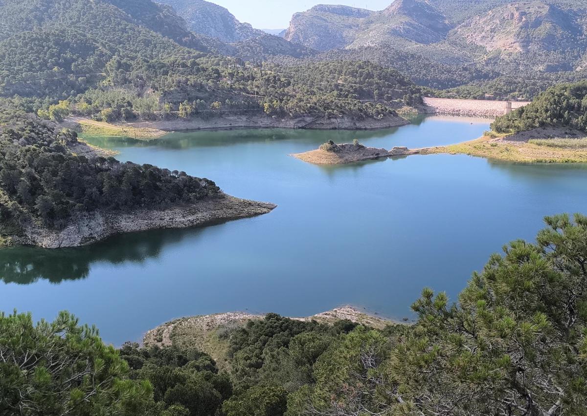 Imagen secundaria 1 - Vista del pantano del Guadalteba, con el telón de fondo de Teba y el castillo de la Estrella. Los embalses del Guadalhorce y del Guadalteba están en torno al 50% de su capacidad. Hay señales justo en la zona de estacionamiento más próxima.