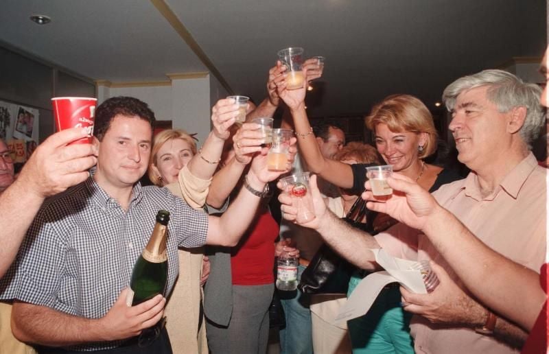Celebrando los resultados electorales en la sede del PSOE en Marbella, en 1998