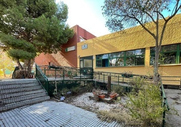 Una imagen del CEIP Intelhorce, abandonado desde 2019.