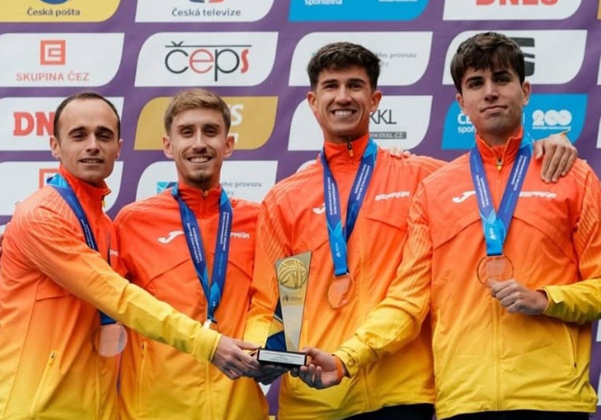 Pérez (el tercero por la izquierda), junto al resto del equipo.