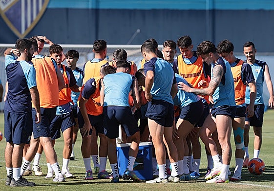 Los jugadores del Málaga beben agua tras un ejercicio en el entrenamiento del miércoles.