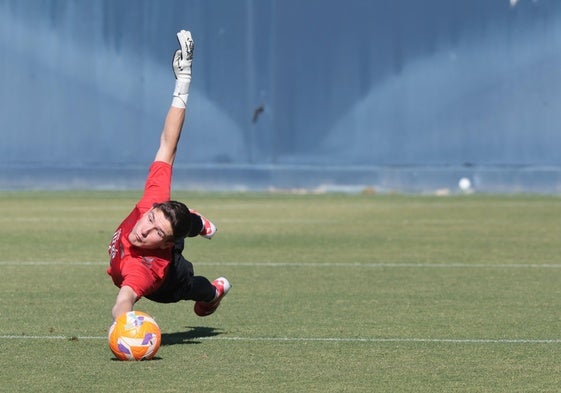 Una espectacular parada de Carlos López, en la sesión vespertina de entrenamiento de ayer, en La Rosaleda.