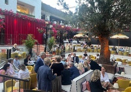 El bar La Plaza se ha renovado por completo, desde el suelo hasta el mobiliario.