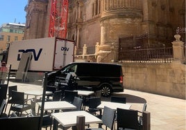 Momento de la llegada del camión que ha transportado a la Virge.
