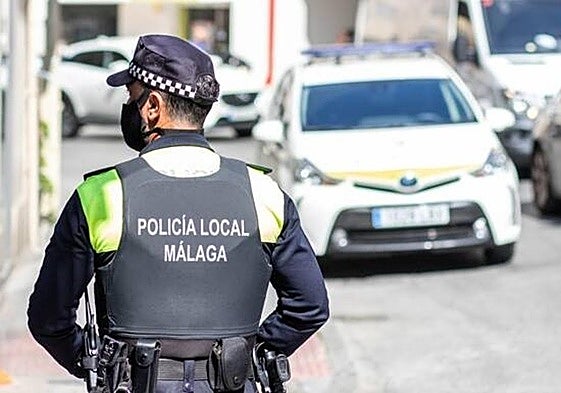 Conduce drogado y rompe a cabezazos las ventanas de dos coches de policía tras su arresto