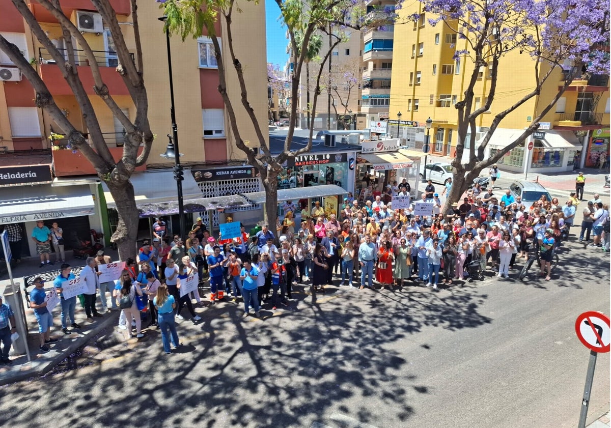 Imagen principal - Participantes en la protesta organizada este miércoles en Las Lagunas de Mijas.