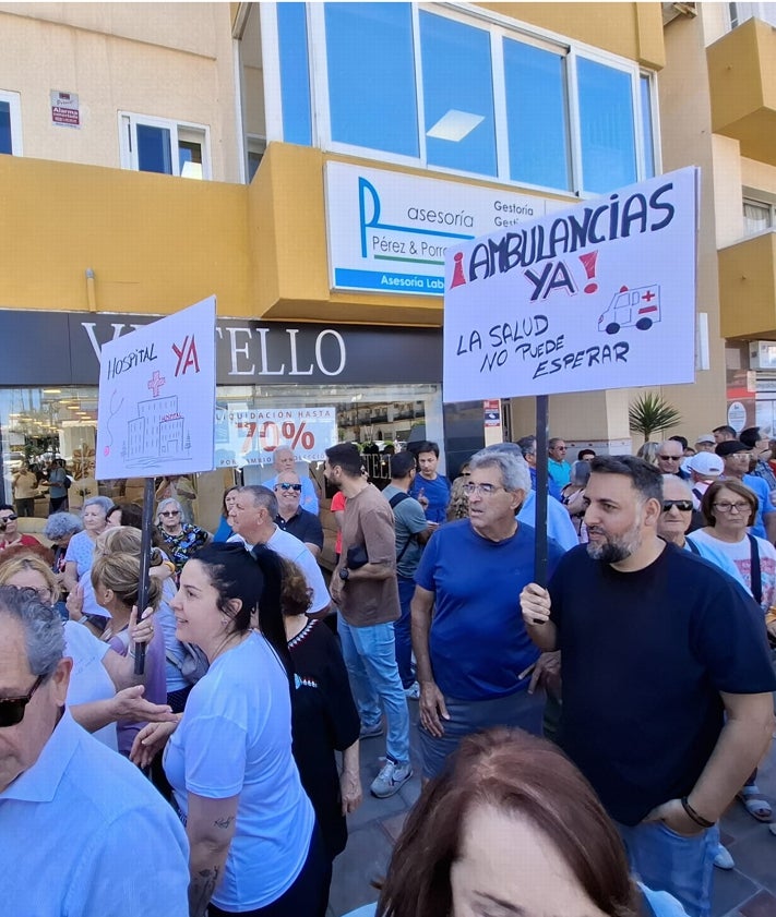 Imagen secundaria 2 - Participantes en la protesta organizada este miércoles en Las Lagunas de Mijas.