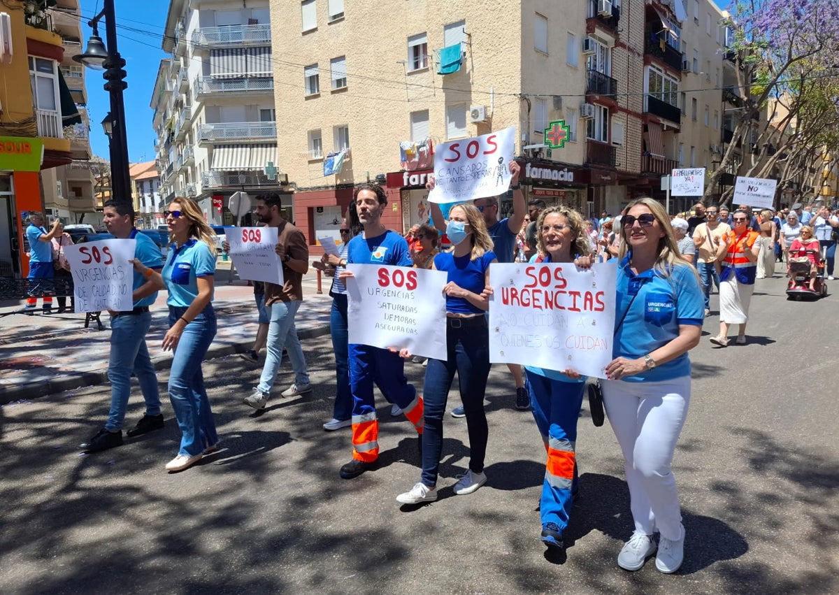 Imagen secundaria 1 - Participantes en la protesta organizada este miércoles en Las Lagunas de Mijas.