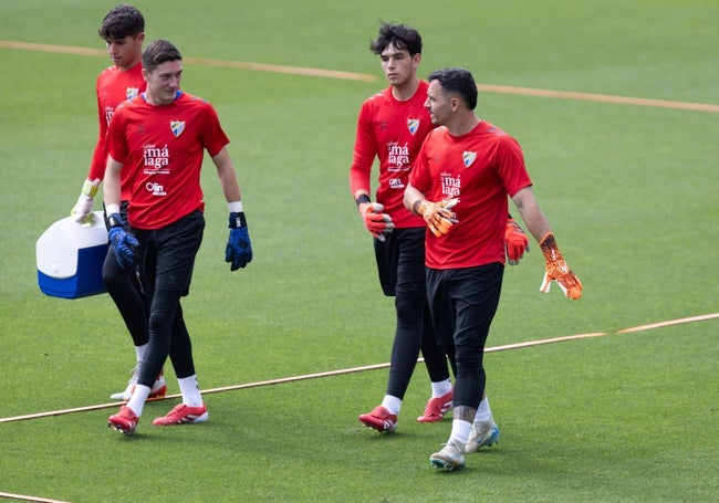 Carlos López y Alfonso Herrero, en primer plano, junto a otros dos porteros de la cantera, en un entrenamiento del primer equipo esta campaña.