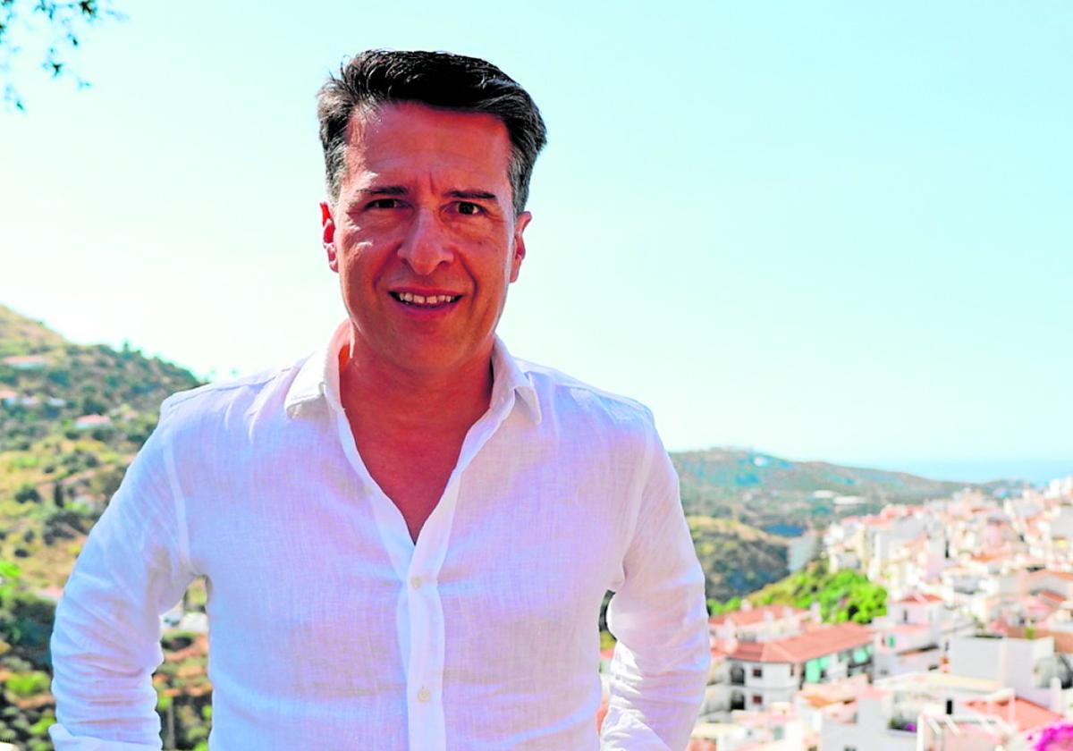 El alcalde de Torrox, Óscar Medina, en la zona de la circunvalación del Pontil, con el casco urbano detrás.