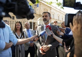 Fernández-Pacheco, con regantes almerienses en el Parlamento.
