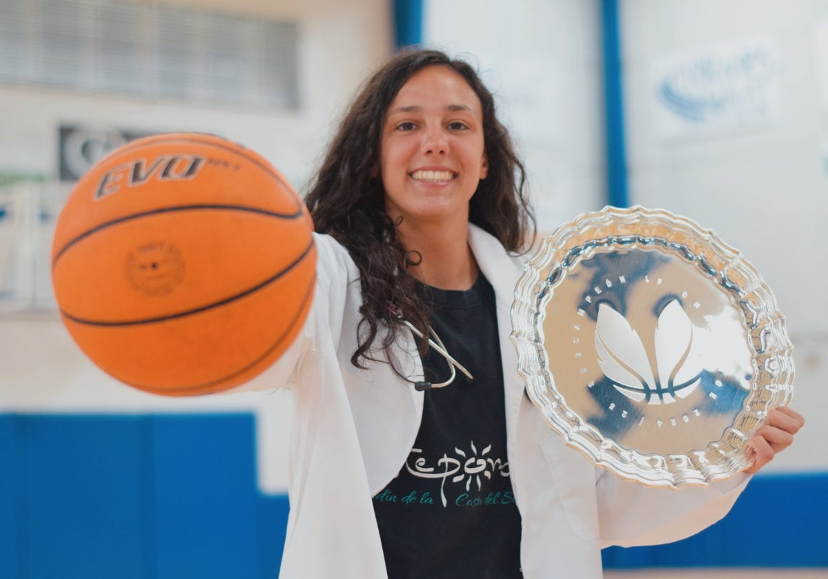 Marina Gea, médico y 'MVP' del CAB Estepona