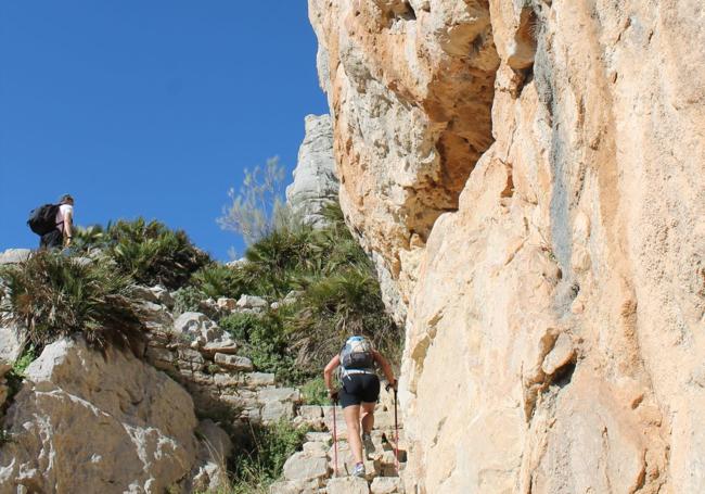 Senderistas ascendiendo por las Escaleras Árabes.