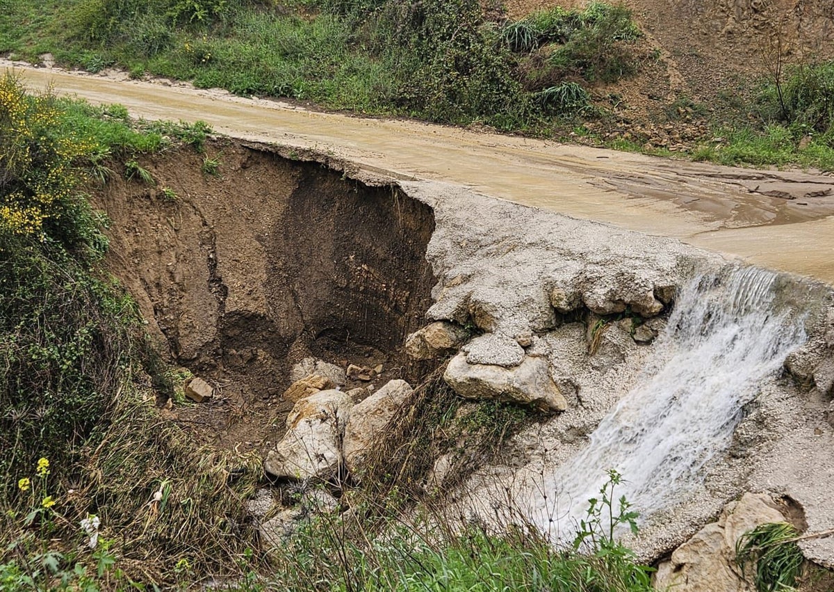 Imagen secundaria 1 - Algunos de los caminos rurales dañados por el tren de borrascas de marzo.