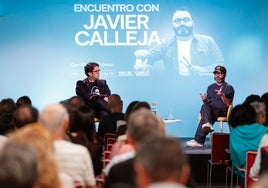 El periodista Alberto Gómez, junto al artista Javi Calleja, este jueves en el ciclo 'Málaga, ida y vuelta', en el Centro Cultural La Malagueta.