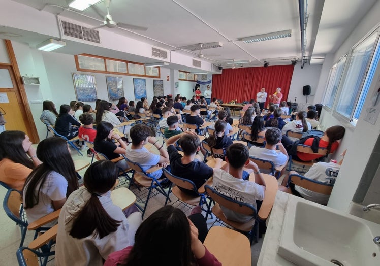 Los alumnos atienden a las explicaciones para conocer herramientas que permiten combatir la desinformación.