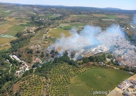 Imagen de la columna de humo provocada por el incendio, este jueves.