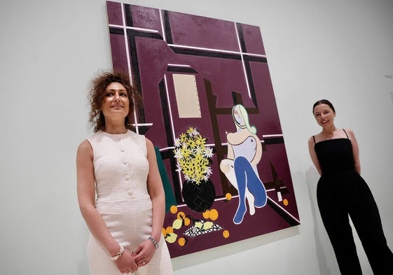 Farah Atassi (izquieda) y la comisaria Marjolaine Lévy, junto a la obra 'Mujer sentada y margaritas'.
