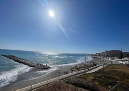 Imagen de la playa torroxeña de Ferrara.