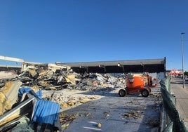 Obras de derribo de una nave para dar paso a la gasolinera de Costco.