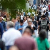 Personas paseando por Málaga.