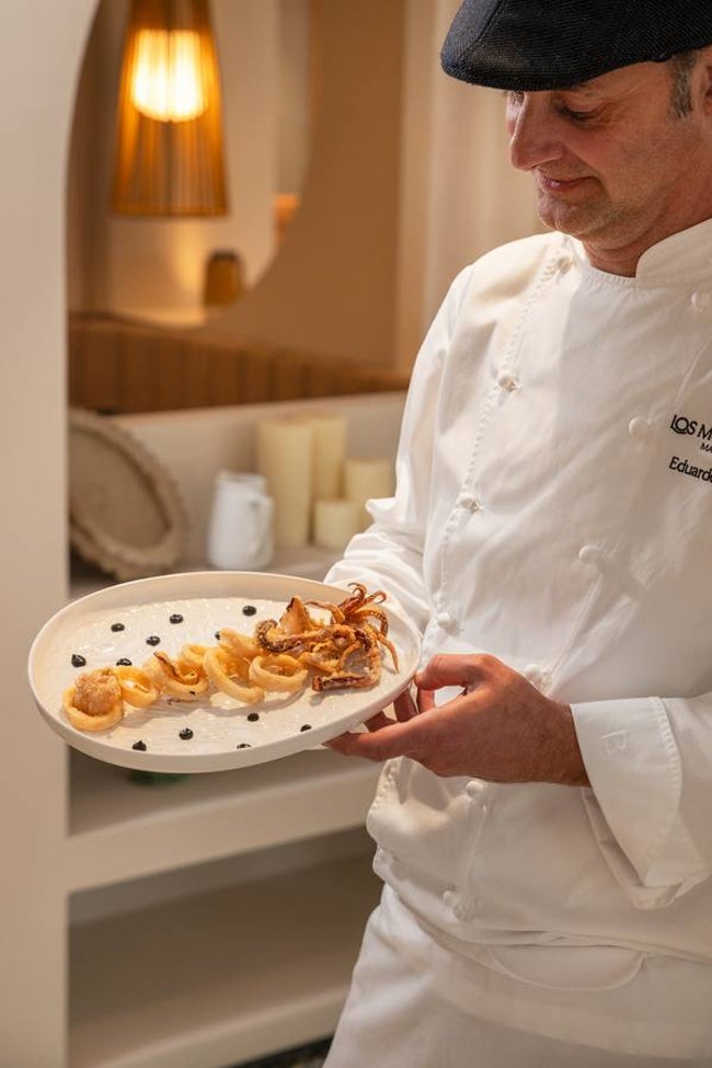 Eduardo Pinar, con el calamar frito.