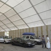 Viajeros esperan a embarcar en la carpa del puerto, el verano pasado.