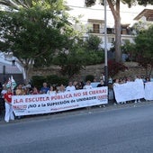 Centenares de personas protestan ante el cierre del ciclo formativo de alfarería y vidriería en el IES Las Flores de Álora