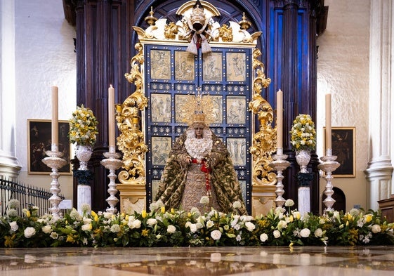 La Virgen de la Esperanza, en el interior de la Catedral de Málaga.