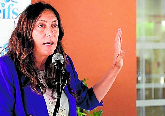 La consejera de Inclusión Social de la Junta, Loles López, ayer en una visita a una residencia de Tomares.