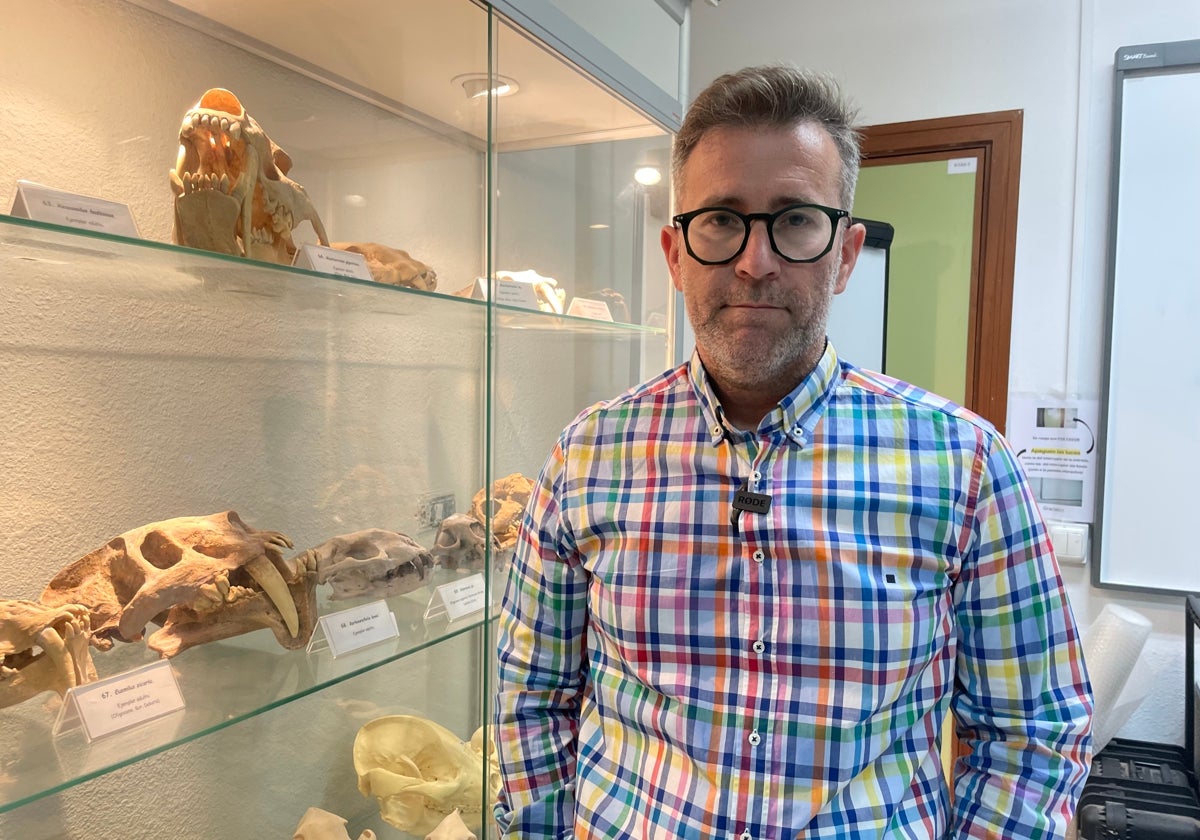 El investigador y catedrático del área de Paleontología, Borja Figueirido, en la Facultad de Ciencias.