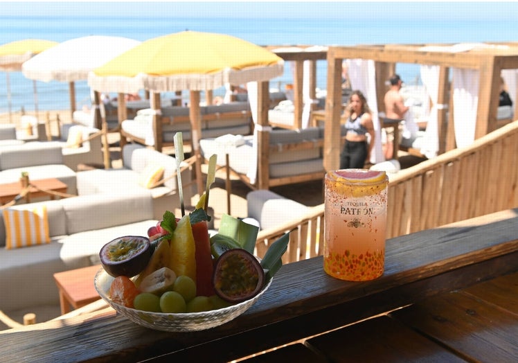 Cócteles y fruta para hacer frente al calor del verano.