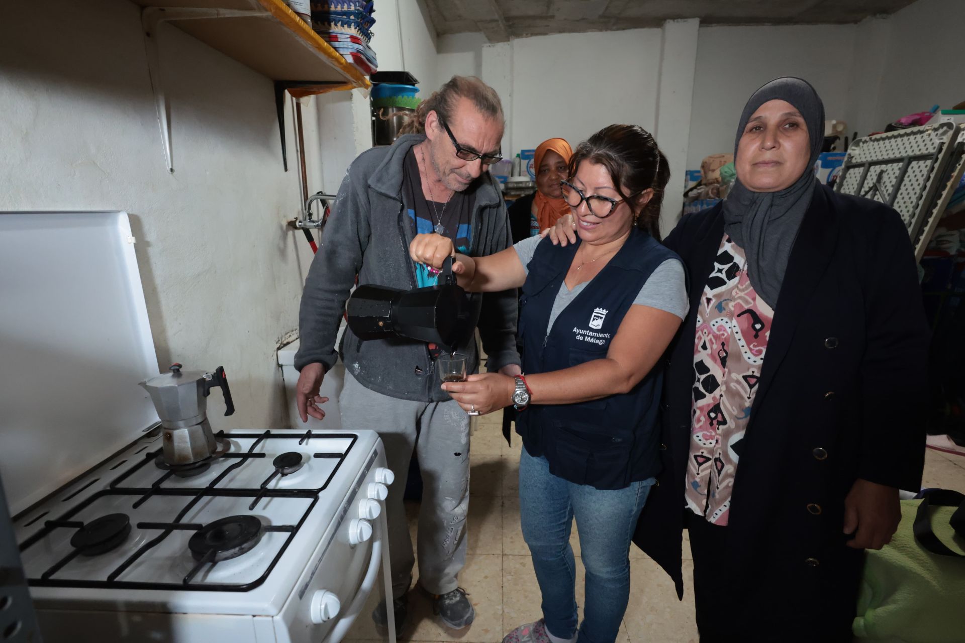 Imagen secundaria 1 - En la Asociación de Vecinos Lagunillas, donde se reparte comida. En la imagen principal, Yalal Kessidi, voluntario; abajo, a la izquierda, Curro López; a la derecha, sirviendo la merienda.