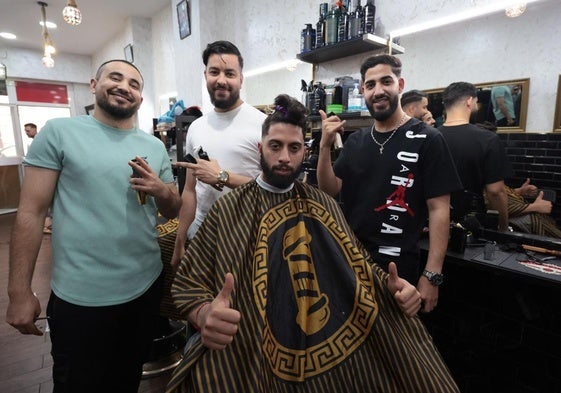 Luis Heredia interrumpe su corte para posar con los empleados de la peluquería de Mounir Chefraou Benamar, en la calle de la Cruz Verde.