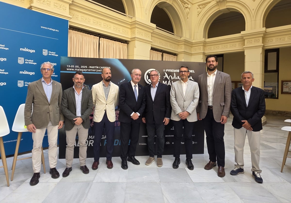 Foto de familia de autoridades y organizadores del evento.