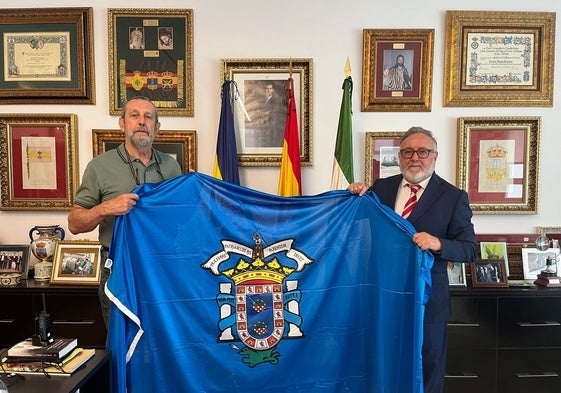 Entrega del pendón melillense, en la Alcaldía de Alhaurín de la Torre.