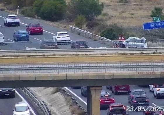 Cámara de la DGT en la zona de El Higuerón, con las retenciones causadas por el accidente