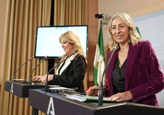 Rocío Hernández, consejera de Salud, y la portavoz de la Junta, Carolina España.