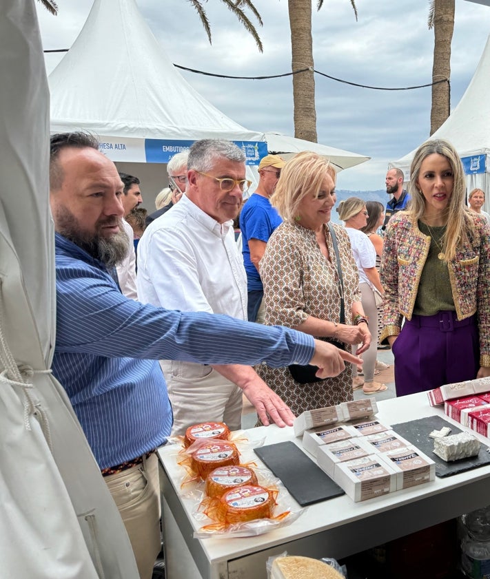 Imagen secundaria 2 - Tres imágenes de la feria de Sabor a Málaga en el Balcón de Europa.